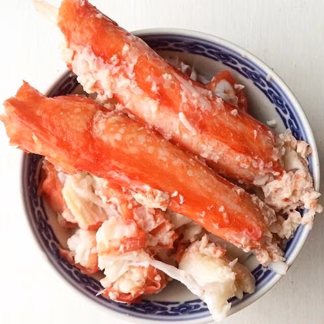 Vất vả là thế, loài cua này chỉ có chân và càng là ăn được. Đó là 2 bộ phận chứa nhiều thịt, thơm và ngon nhất của con cua. Thân hình của chúng thì trái lại, gần như chẳng có gì cả. Vậy là con người phải mạo hiểm cả tính mạng chỉ vì 6 cái chân và 2 cái càng cua thôi. Chẳng trách giá cua hoàng đế ngày càng tăng, muốn ăn cũng chẳng có mà mua.