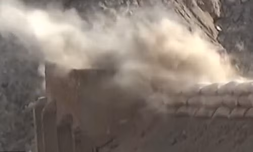 Khói mịt mù sau vụ ném lựu đạn hụt.