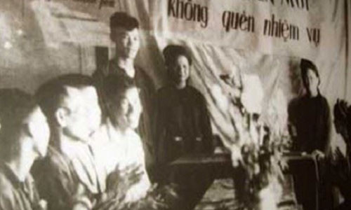 Đám cưới thời trước không thể thiếu câu khẩu hiệu 'Vui duyên mới không quên nhiệm vụ' - Ảnh: Tư liệu/Internet