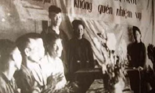 Đám cưới thời trước không thể thiếu câu khẩu hiệu 'Vui duyên mới không quên nhiệm vụ' - Ảnh: Tư liệu/Internet