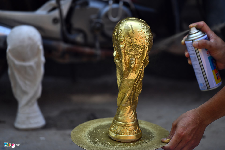 Sau đó người thợ vẽ màu xanh viền vòng quanh chân là đã hoàn thành một sản phẩm giá 80.000 đồng.