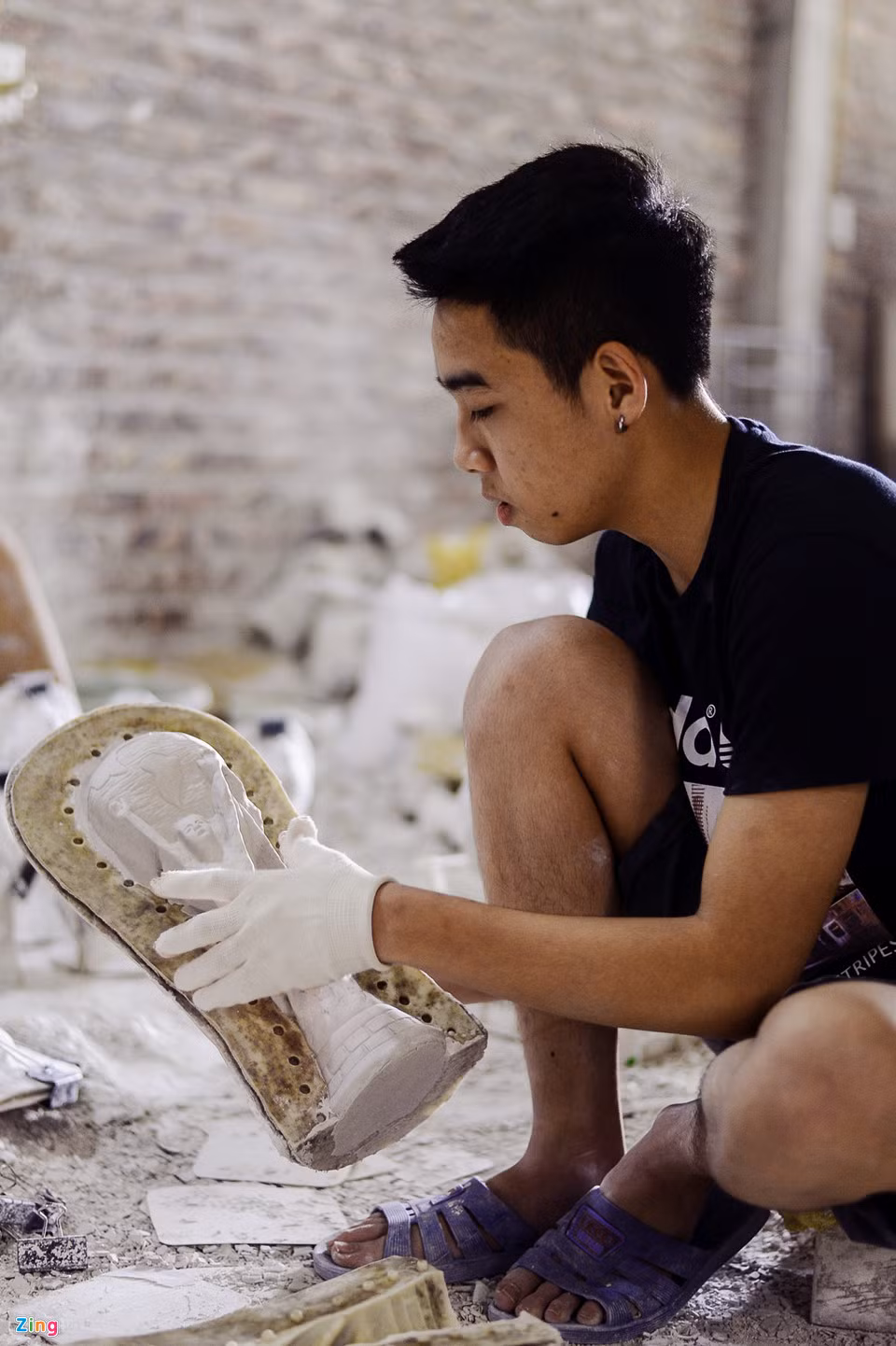 Khuôn cup cũng do xưởng tự chế tác. Mỗi chiếc cup có trọng lượng từ 0,8 kg - 1,6 kg. Để hoàn thiện một chiếc cup từ khâu tạo hình cho đến khi đóng hộp mất khoảng 3 ngày kể cả phơi khô.