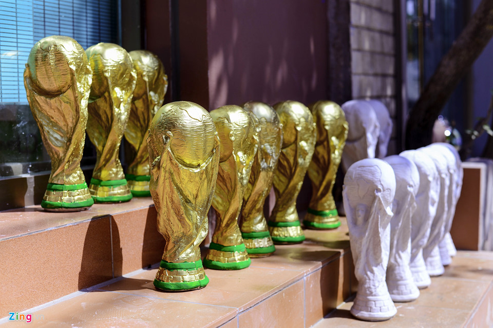 Tới làng gốm Bát Tràng, huyện Gia Lâm những ngày này, khách sẽ thấy nhiều cup vàng bằng thạch cao được bày bán khắp nơi, từ bậc thềm nhà cho đến tiệm tạp hóa...