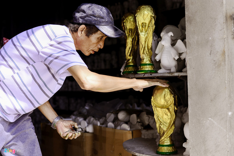 Ông Phạm Quang Linh ở cơ sở sản xuất thuộc xóm 1, Bát Tràng bắt đầu làm "cup vàng" từ năm 2014. Ông cho biết xưởng nhỏ và số lượng khách không nhiều nên chỉ làm 20 cái mỗi ngày.