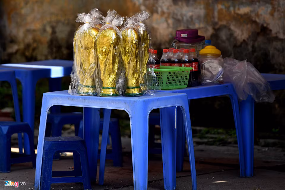 Một số quán nước cũng tranh thủ bày bán ăn theo mùa World Cup.