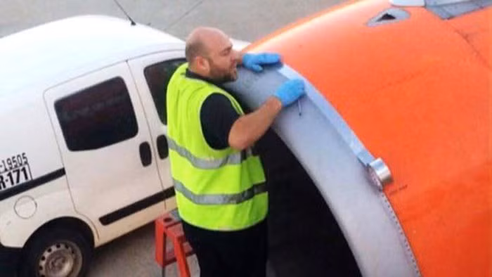 Loại băng dính được dùng để gắn các thiết bị máy bay: Đây không phải loại băng dính thông thường mà là loại chuyên dụng dùng để sửa chữa tạm thời các sự cố nhỏ của máy bay và vẫn đảm bảo dính được chắc ngay cả khi máy bay đang bay ở tốc độ cao.