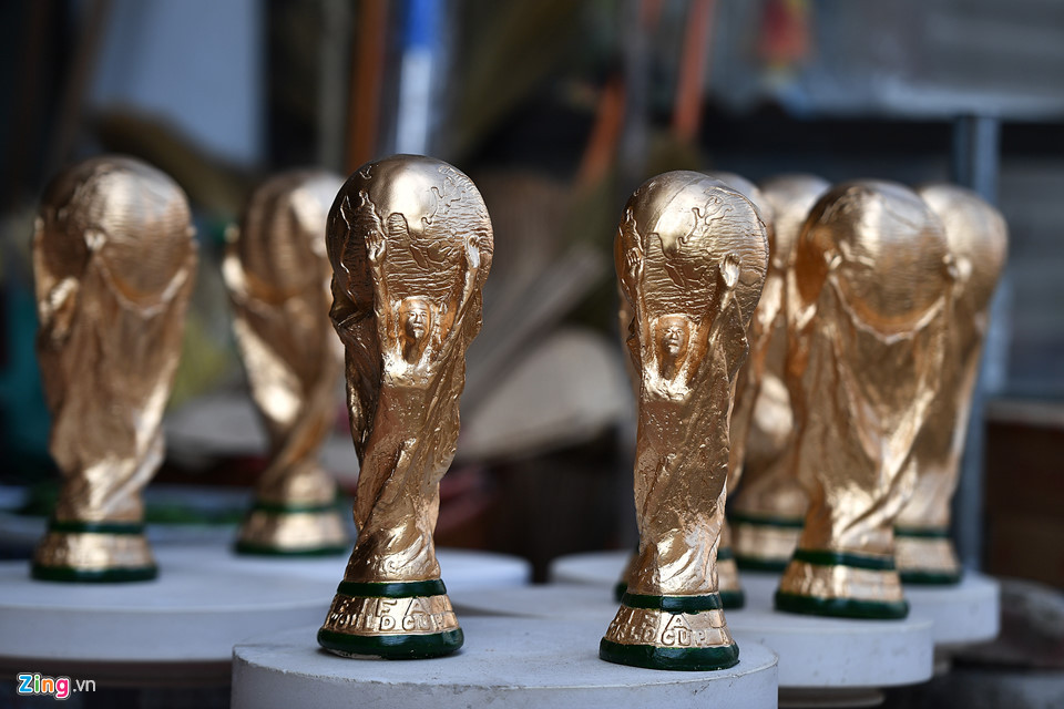 Những chiếc "cup vàng" World Cup lại xuất hiện ở Hà Nội nhân dịp giải vô địch bóng đá thế giới 2018 sắp diễn ra ở nước Nga từ ngày 14/6 tới.