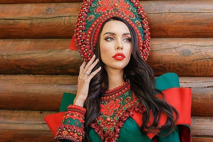 Tsaritsina trong trang phục truyền thống của phụ nữ Nga bên nhà gỗ. Cô cho biết, mình rất ngỡ ngàng trước việc mình đoạt giải Mrs World Nga.