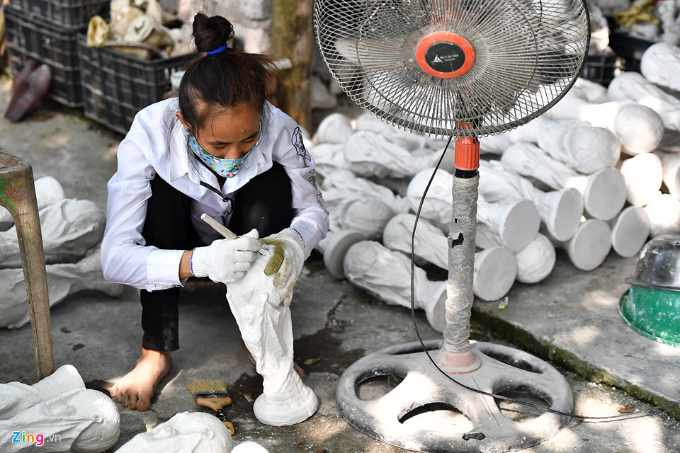 Chị Tạ Thị Hương cho biết công việc chính của chị là đổ khuôn, làm sạch và đóng gói. Các công nhân của ông Nhật có thể làm được hết các khâu để hoàn thiện một chiếc cup vàng mô hình.