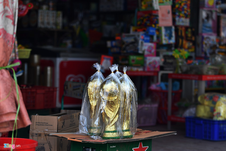 Người bán khuyến cáo "cup vàng" được làm bằng thạch cao, bên trong rỗng, do đó chỉ cần rơi đổ là vỡ.