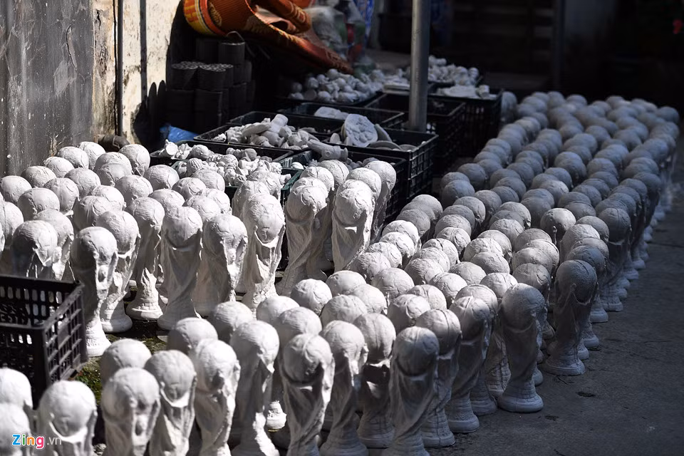 Các hộ làm sản phẩm từ thạch cao tại Bát Tràng năm nay sản xuất thêm "cup vàng" phục vụ nhu cầu khách hàng. Ông Vương Hồng Nhật là một trong những người đầu tiên nghĩ ra đồ chơi này từ dịp World Cup 2014. Năm nay hộ của ông sản xuất 200 chiếc mỗi ngày, tăng gấp đôi, gấp ba so với 4 năm trước.