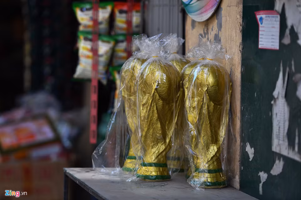 Giá thông thường mỗi chiếc là 80.000 đồng khi mua tại đây. Chủ cửa hàng cho biết nếu bán ở nơi khác ngoài làng gốm, khách có thể phải chi tới hơn 100.000 đồng/cup.