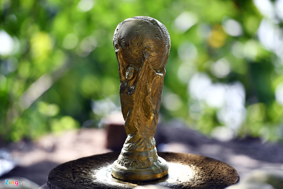 Đế cup có đường kính 13 cm gồm hai lớp đá xanh, phía dưới có dòng chữ FIFA World Cup. Bên trên cúp xoắn ốc tạo hình hai cầu thủ đang đón lấy quả địa cầu và nâng cao như một biểu tượng cho sự chiến thắng.