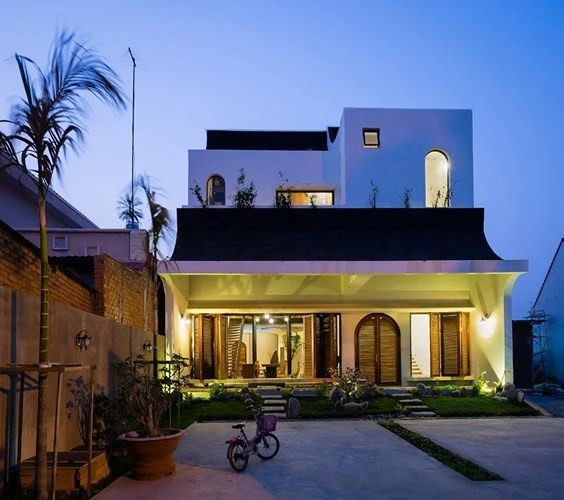 Ở Việt Nam nhiều nếp nhà cổ đang dần chuyển dịch, cải tạo lại, không chỉ để phù hợp với thời đại, mà còn để khắc phục những hư hại do thời gian, đây là một trong những ngôi nhà như thế.