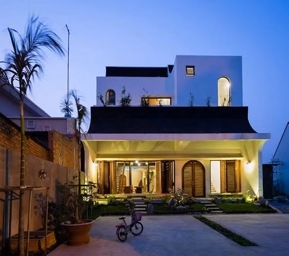 Ở Việt Nam nhiều nếp nhà cổ đang dần chuyển dịch, cải tạo lại, không chỉ để phù hợp với thời đại, mà còn để khắc phục những hư hại do thời gian, đây là một trong những ngôi nhà như thế.