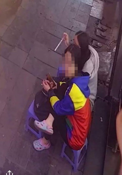 Nữ chính (mặc áo khoác nhiều màu) có hành động kém duyên.