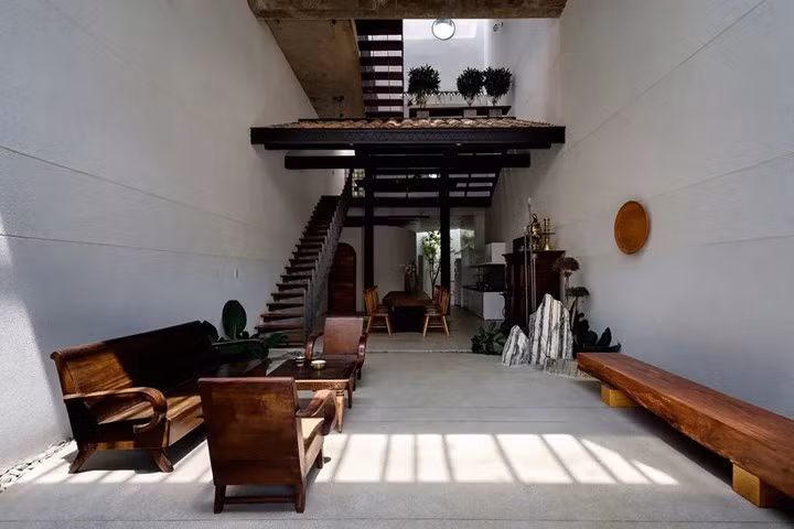 Cái mới và cái cũ, kiến trúc hiện đại và nội thất của ngày xưa đã mang đến cho ngôi nhà 3 thế hệ một chất riêng rất khó quên.