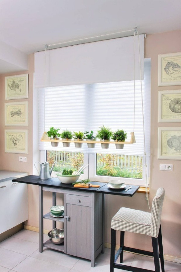 Thiết kế dây gắn với kệ trồng cây có thể kéo lên kéo xuống, điều chỉnh độ cao phù hợp tùy thuộc vào nhu cầu hoạt động trong nhà cũng là ý tưởng thú vị.