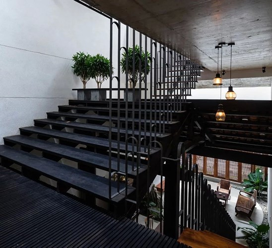 Cầu thang kết nối liên tục cũng là biểu trưng của sự gắn kết giữa các thế hệ, các thành viên trong gia đình.