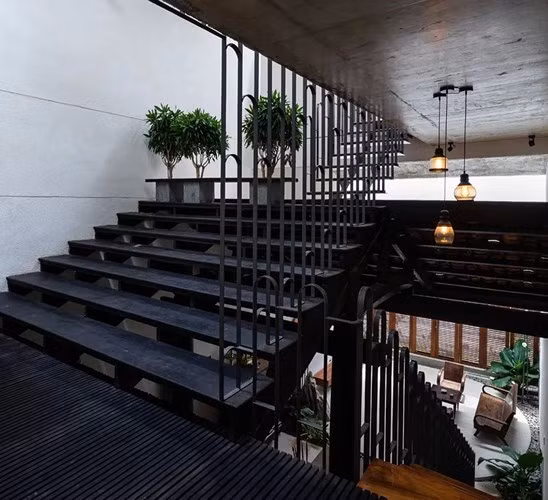 Cầu thang kết nối liên tục cũng là biểu trưng của sự gắn kết giữa các thế hệ, các thành viên trong gia đình.