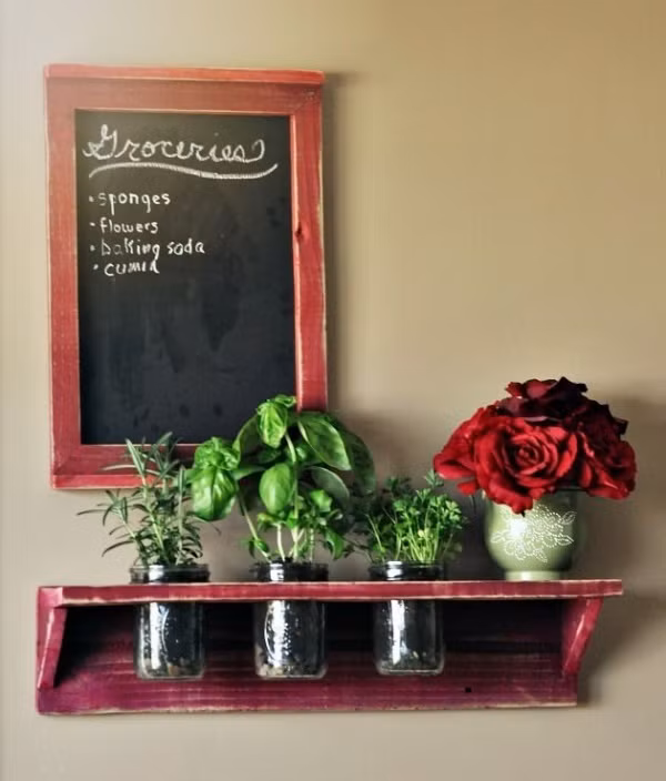 Đóng một chiếc kệ bằng cách tận dụng gỗ cũ, khoét lỗ vừa vặn để đựng những chiếc chai lọ thủy tinh. Thật đơn giản để có được khoảng xanh tươi gắn tường đẹp mắt.