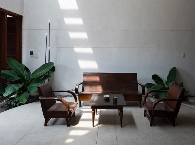 Ánh sáng mặt trời thay đổi từng giờ đều được nhận biết qua hình bóng nắng len vào tận nhà.