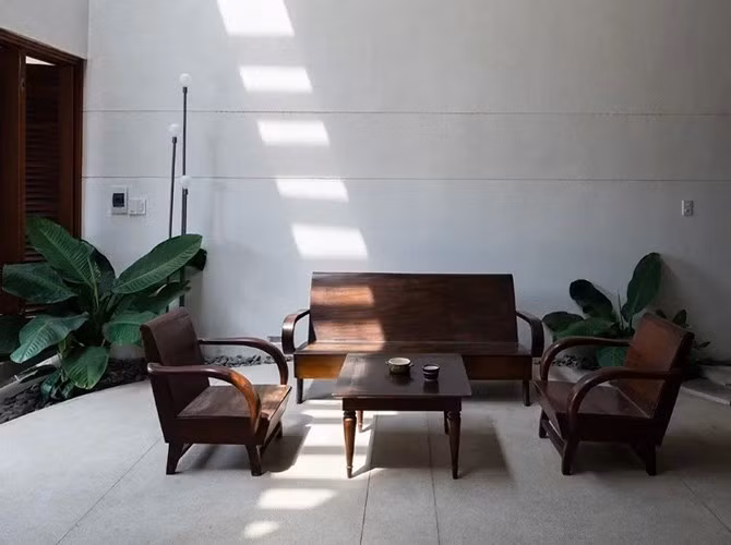 Ánh sáng mặt trời thay đổi từng giờ đều được nhận biết qua hình bóng nắng len vào tận nhà.