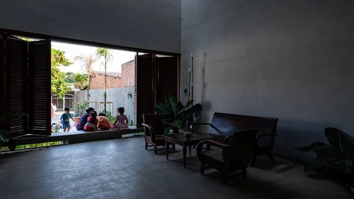 Sân trước là nơi cả gia đình có thể quây quần, đoàn tụ và là sân chơi dành cho trẻ nhỏ. Nhờ thiết kế thông thoáng, hạn chế nội thất mà từ trong nhà người lớn vẫn có thể quan sát hoạt động của trẻ từ xa.