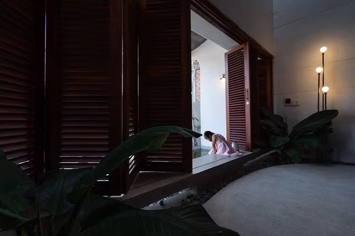 Bức tường gạch cũ đã được dỡ bỏ, thay vào đó là cánh cửa gấp lớn, bình thường có thể đóng lại để cản gió và ánh sáng nhưng khi nhà có khách hay bà con xa tới thăm cửa có thể mở rộng để chào đón những người thân quen.