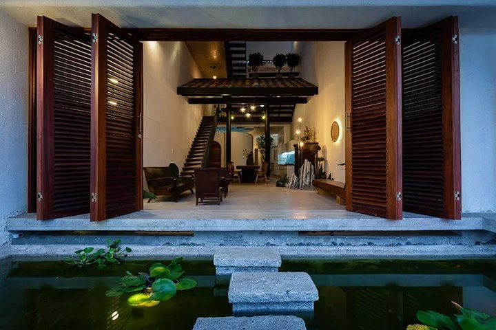 Căn nhà là nơi để ở, nhưng chủ nhân không muốn thay đổi hoàn toàn thiết kế ban đầu bởi vì nơi đây đã từng gắn bó rất nhiều kỷ niệm.