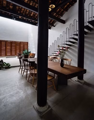 Hai chiếc cột gỗ là dấu tích còn sót lại của ngôi nhà cũ.