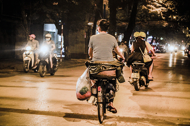 Cũng giống như chị Oanh, những người phụ nữ khác cũng đang ngày đêm kiếm tiền mưu sinh vì cuộc sống khó khăn của gia đình. Hầu hết họ phải thức trọn đêm để để tự tay làm bánh, sau đó hy vọng mẻ bánh đó sẽ được bán hết. Hà Nội có những điều thật bình dị, nó đi sâu vào tâm trí nhiều người. Chỉ là một tiếng rao đêm "ai bánh khúc đây!", cũng trở thành kỷ niệm với nhiều người.