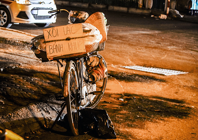 Ngày trước, người ta thường đội thúng đi bán, rồi rao miệng. Sau này, khá khẩm hơn thì có chiếc xe đạp gắn theo cái loa, vừa đi vừa rao "Bánh khúc đây, xôi lạc bánh khúc đây!". Tiếng loa rè rè, âm thanh vang vọng vào không gian, lúc xa lúc gần văng vẳng, bởi vậy mà có rất nhiều người nghe nhầm thành "Tôi là bánh khúc đây!".