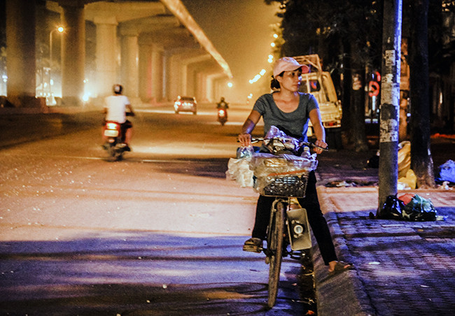 Hình ảnh những người phụ nữ đạp xe bán bánh khúc mưu sinh trên đường phố Hà Nội đã trở nên thân thuộc với những người dân, nếu đêm đến thiếu thiếu tiếng rao "ai xôi lạc, bánh khúc đây!" thì chắc sẽ thiếu một điểm đặc trưng của Hà Nội.