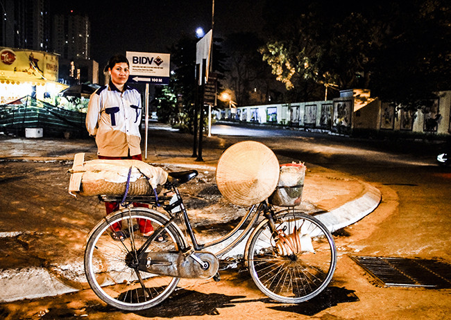 Mỗi chiếc bánh khúc chị Oanh bán là 10.000 đồng. Một tháng tiền học phí của 3 đứa con, cộng tiền chăm sóc bố, mẹ già khiến chị Oanh phải gắng gượng để mưu sinh kiếm thêm thu nhập để trang trải cuộc sống.