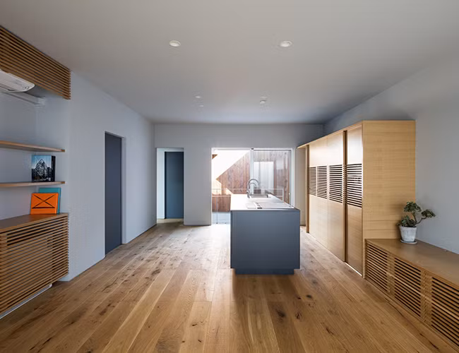 Để duy trì cảm giác mở trong nhà, việc trang trí nội thất hết sức quan trọng. Dựa trên sàn màu gỗ nhạt, một chút chấm phá với gam màu đen tạo nên một góc nhìn rất đặc biệt cho căn bếp.