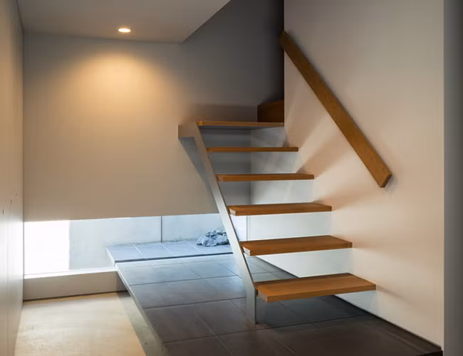 Không gian nhà để xe được thiết kế ở ngay tầng đầu tiên với chiếc Maserati Shamal yêu thích, cùng với các loại xe hơi và xe máy của Ý khác. Không gian cho gia đình chủ yếu ở tầng hai. Để đảm bảo sự yên tĩnh cho tầng hai, tầng một được xây với bê tông cốt thép bền chắc.