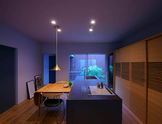 Ngôi nhà tạo cảm giác ấm áp và tự do, phù hợp cho những cặp đôi trẻ. Cửa kính không chỉ mang đến vẻ đẹp hiện đại mà còn giúp căn nhà trở nên thanh thoát, thông thoáng. Phòng tắm được thiết kế theo phong cách tối giản hiện đại cùng với tông màu trắng sáng chủ đạo mang đến một không gian tinh tế.