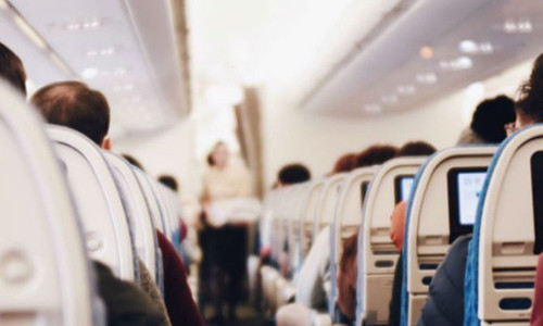 Co gai keu troi vi nhung hanh khach tre con vo y thuc tren may bay