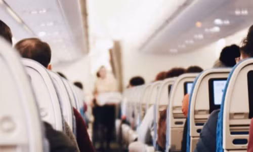 Co gai keu troi vi nhung hanh khach tre con vo y thuc tren may bay