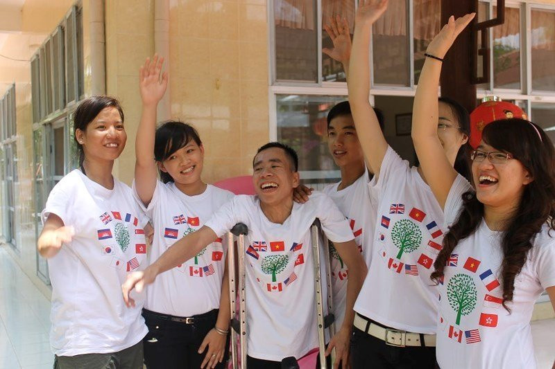 Cuộc sống của anh Đức (giữa) hiện nay như một phần thưởng cho êkíp mổ ngày ấy. Ảnh: HL