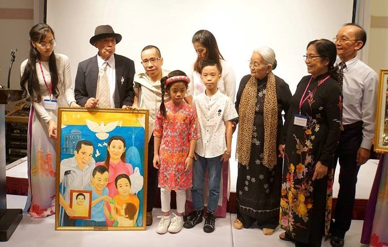 Anh Nguyễn Đức (thứ ba, từ trái sang) cùng vợ con hội ngộ êkíp mổ 30 năm trước. Ảnh: HL