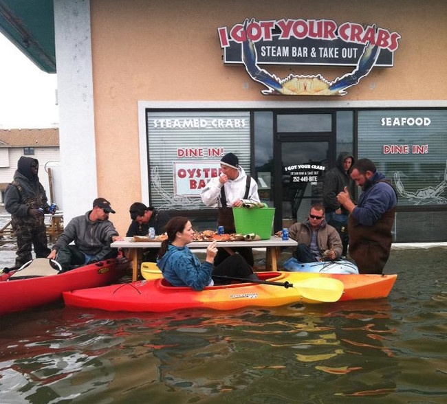 Chỉ cần có tiệc tùng là không ngại gì ngập lụt.