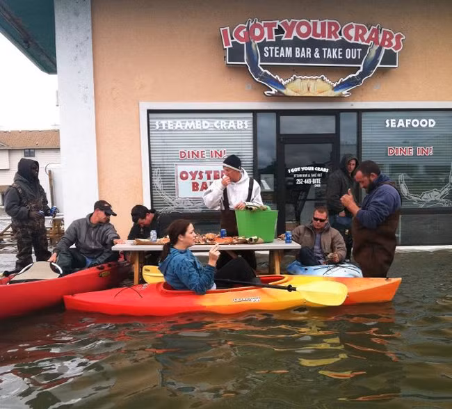 Chỉ cần có tiệc tùng là không ngại gì ngập lụt.