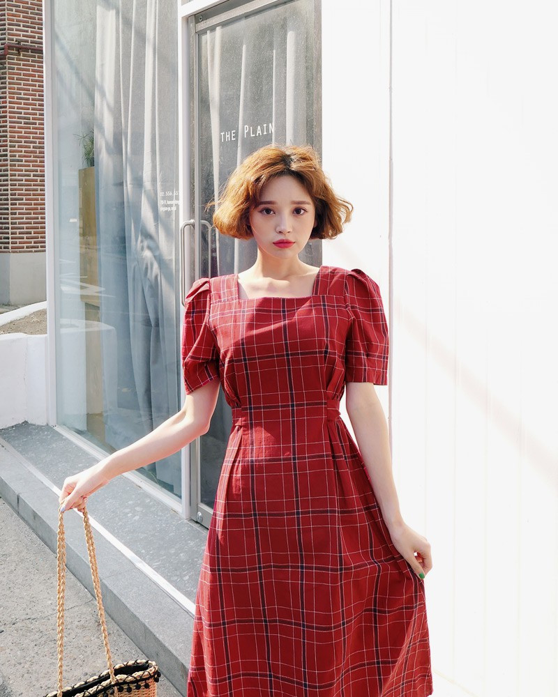 Váy tay bồngKiểu váy mang hơi hướng cổ điển, kín đáo này không thể hợp hơn với không khí trang trọng của tiệc cưới. Các nàng có thể chọn dáng váy ngắn trẻ trung, ngọt ngào hoặc những mẫu váy dáng dài thướt tha để thêm phần nữ tính, trang nhã.