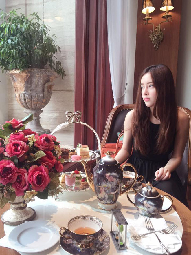Nước da đen, mắt cận, hàm răng hơi hô không còn nữa, thay vào đó là một mỹ nhân. Gu thời trang của em gái Mai Phương Thúy được khen ngợi mang nét trẻ trung, hiện đại và nữ tính.