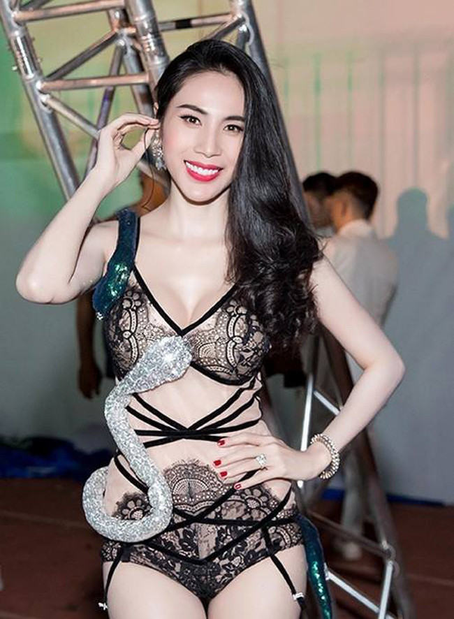 Khi tham gia một đêm diễn ca nhạc, Thủy Tiên gây sốc bởi bộ váy xuyên thấu "mặc như không". Lấy cảm hứng từ bộ phim “Thanh xà bạch xà”, bộ trang phục của nữ ca sĩ có chi tiết 2 con rắn màu xanh trắng quấn trên người.