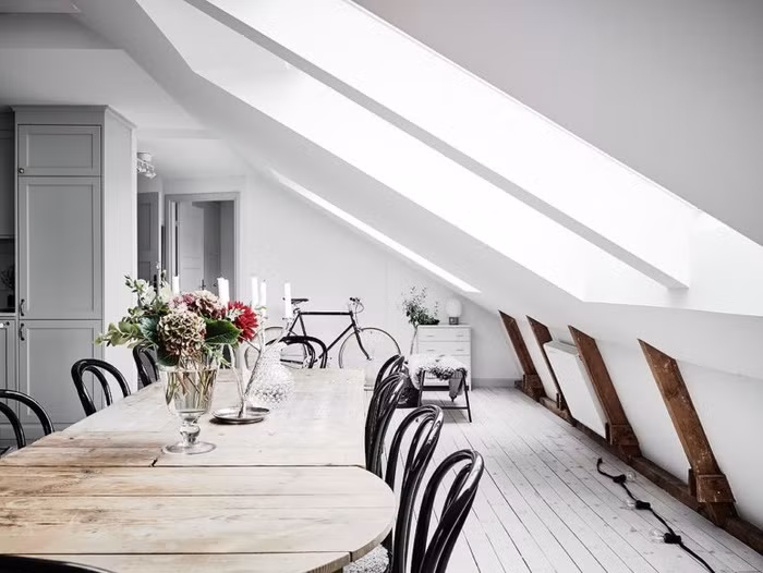 Chiếc bàn dài và loạt ghế giúp chủ nhà có thể đón được nhiều khách nhất có thể.