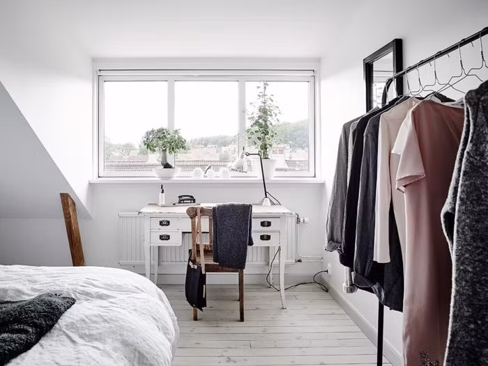 Góc làm việc nằm bên cửa sổ ngay trong phòng ngủ của chủ nhà.