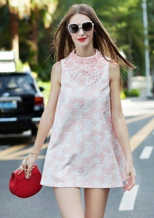 Tuy nhiên bạn cũng nên ''trang bị'' thêm những phụ kiện đi kèm như clutch cầm tay, vòng tay, trang sức... nhé bởi kiểu váy này nhìn ngoài sẽ khá đơn điệu, nếu không khéo léo sẽ dễ bị ''biến'' thành váy bầu.